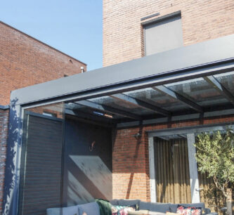 Zonwering van MB Sun op een veranda in Eindhoven Zonwering van MB Sun op een veranda in Eindhoven